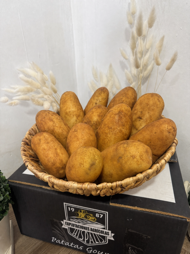 Cesta de patatas gordas para asar sobre caja Hispalis Patatas Gourmet Sevilla